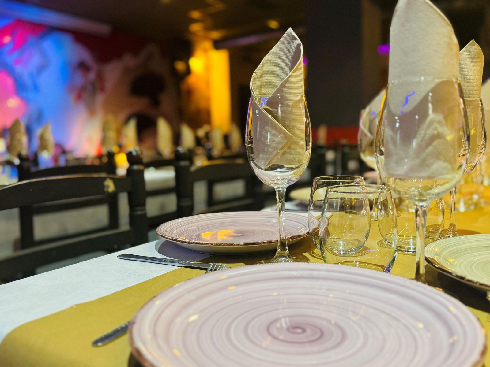 Mesa preparada para la cena con espectáculo en el tablao flamenco