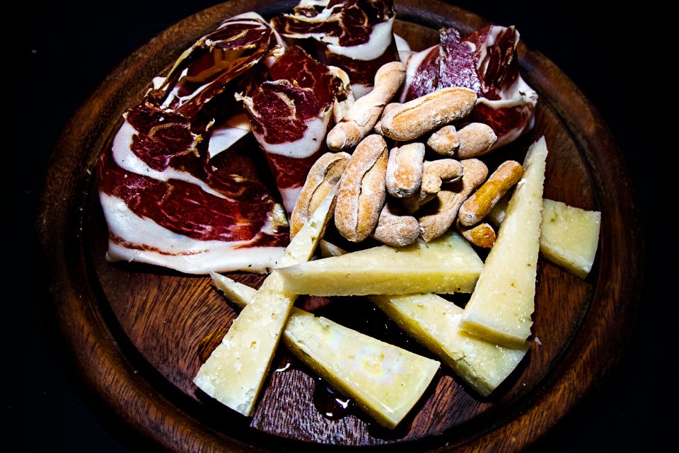Jamón y queso para compartir en la cena del tablao