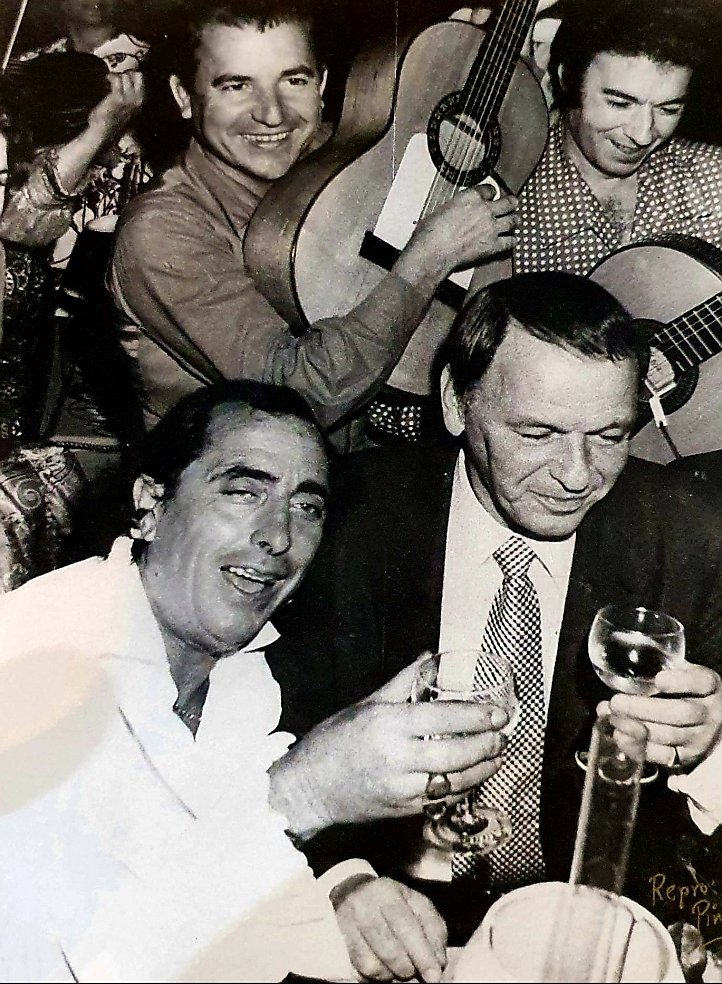 Frank Sinatra brinda junto a Pepe Esteve y guitarristas en El Pirata