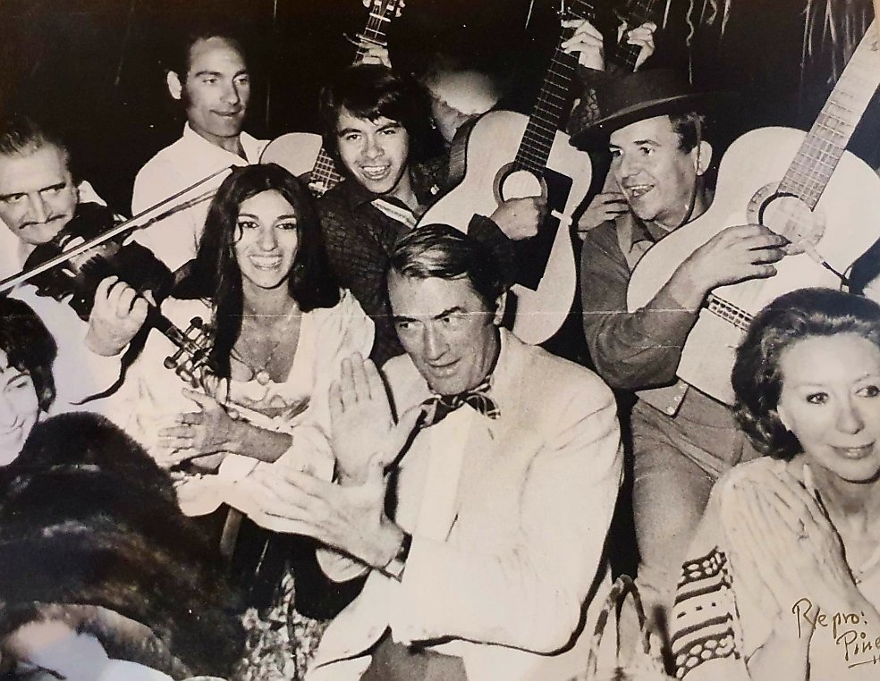 Gregory Peck, con pajarita, entre guitarristas y clientes de El Pirata