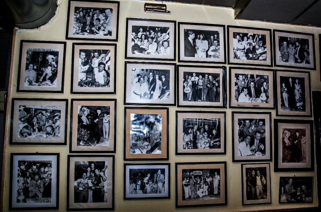 La pared de fotos en blanco y negro del tablao El Toro y la Luna