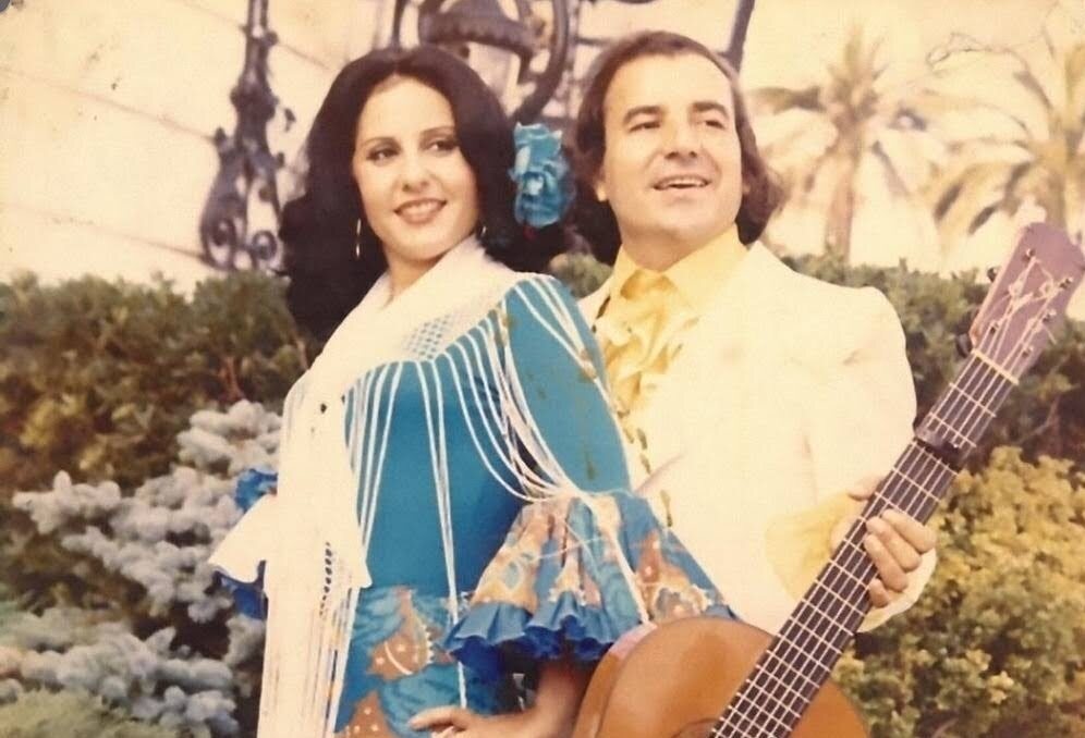 Pepe Esteve con la guitarra y Maribel Arrué con traje de flamenca