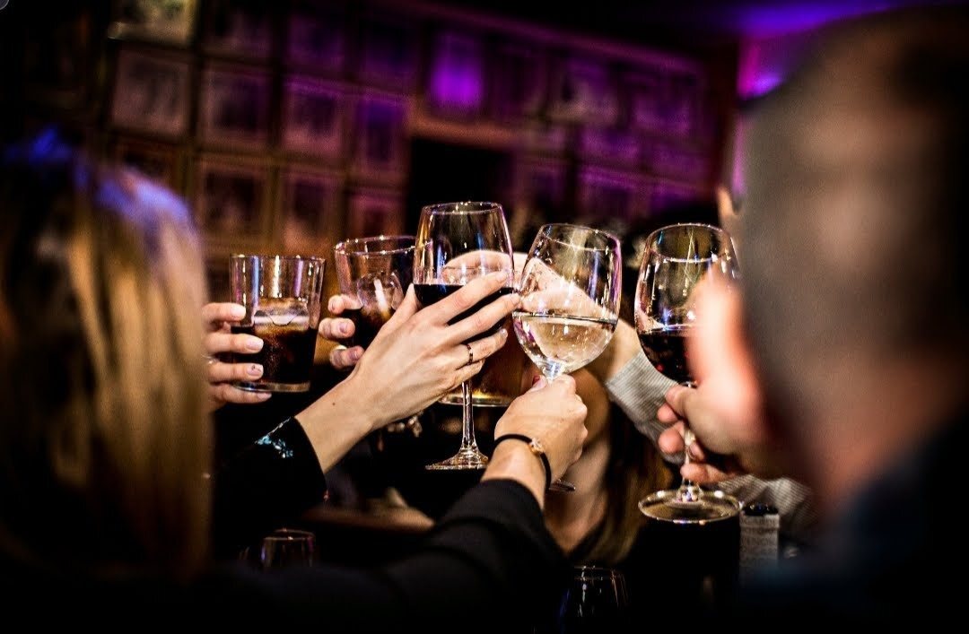 Brindis en una mesa del tablao durante la cena
